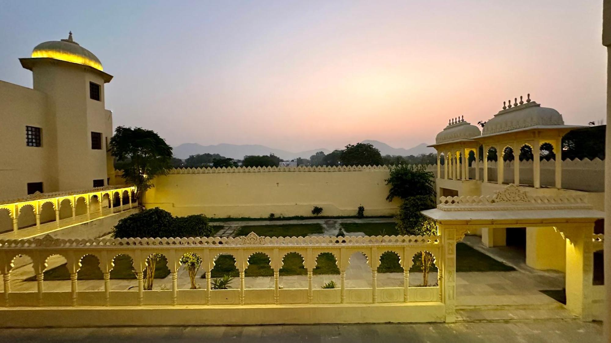 The Burj Resort Luxurious Stay Udaipur Exteriör bild