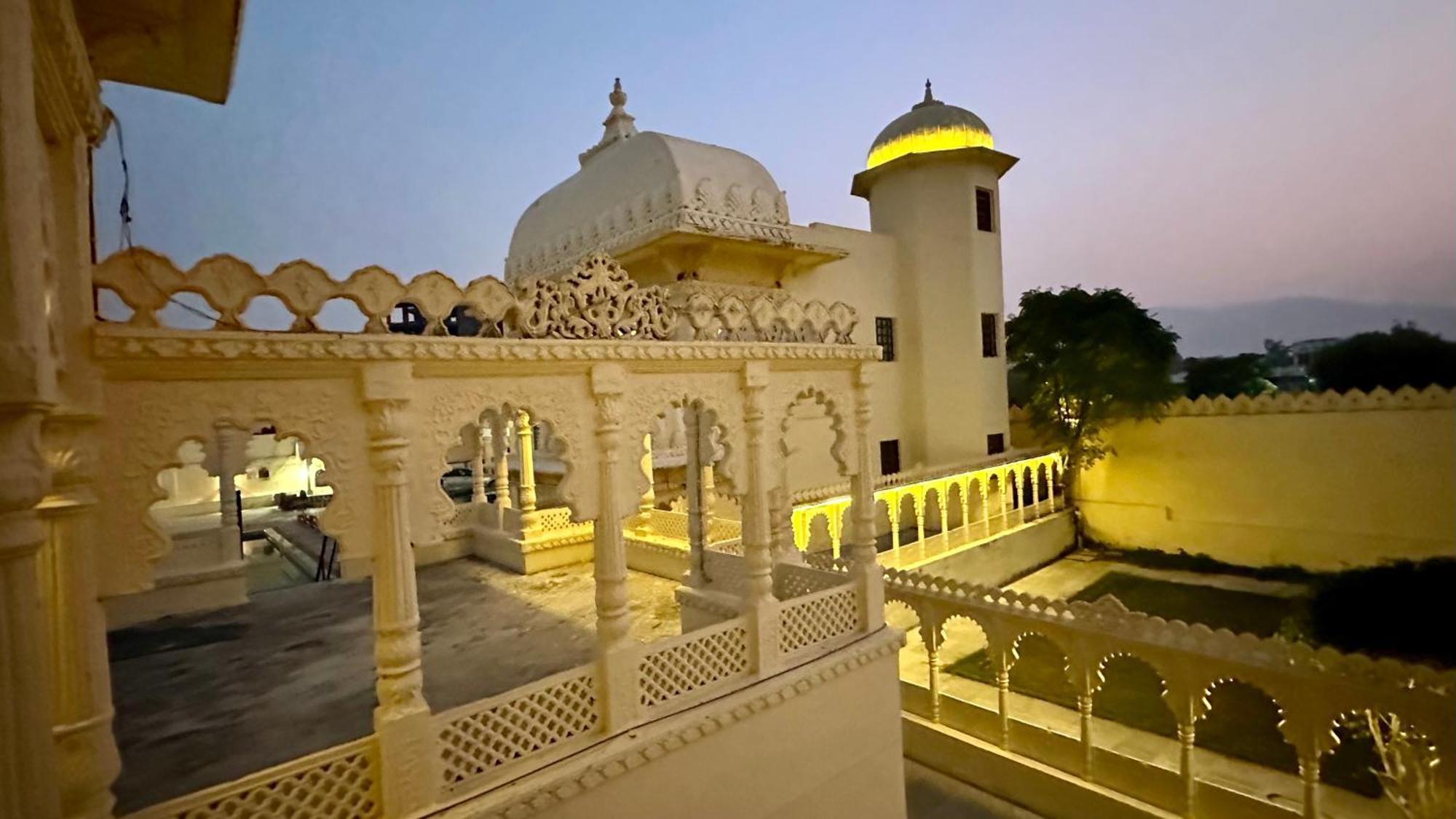 The Burj Resort Luxurious Stay Udaipur Exteriör bild