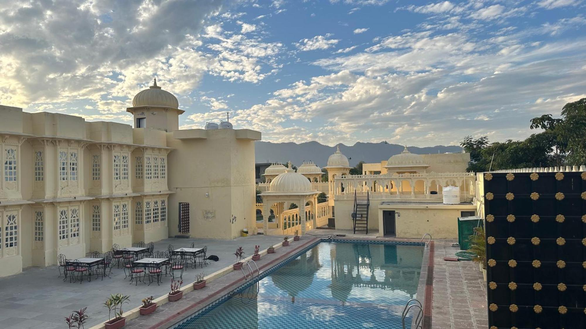 The Burj Resort Luxurious Stay Udaipur Exteriör bild